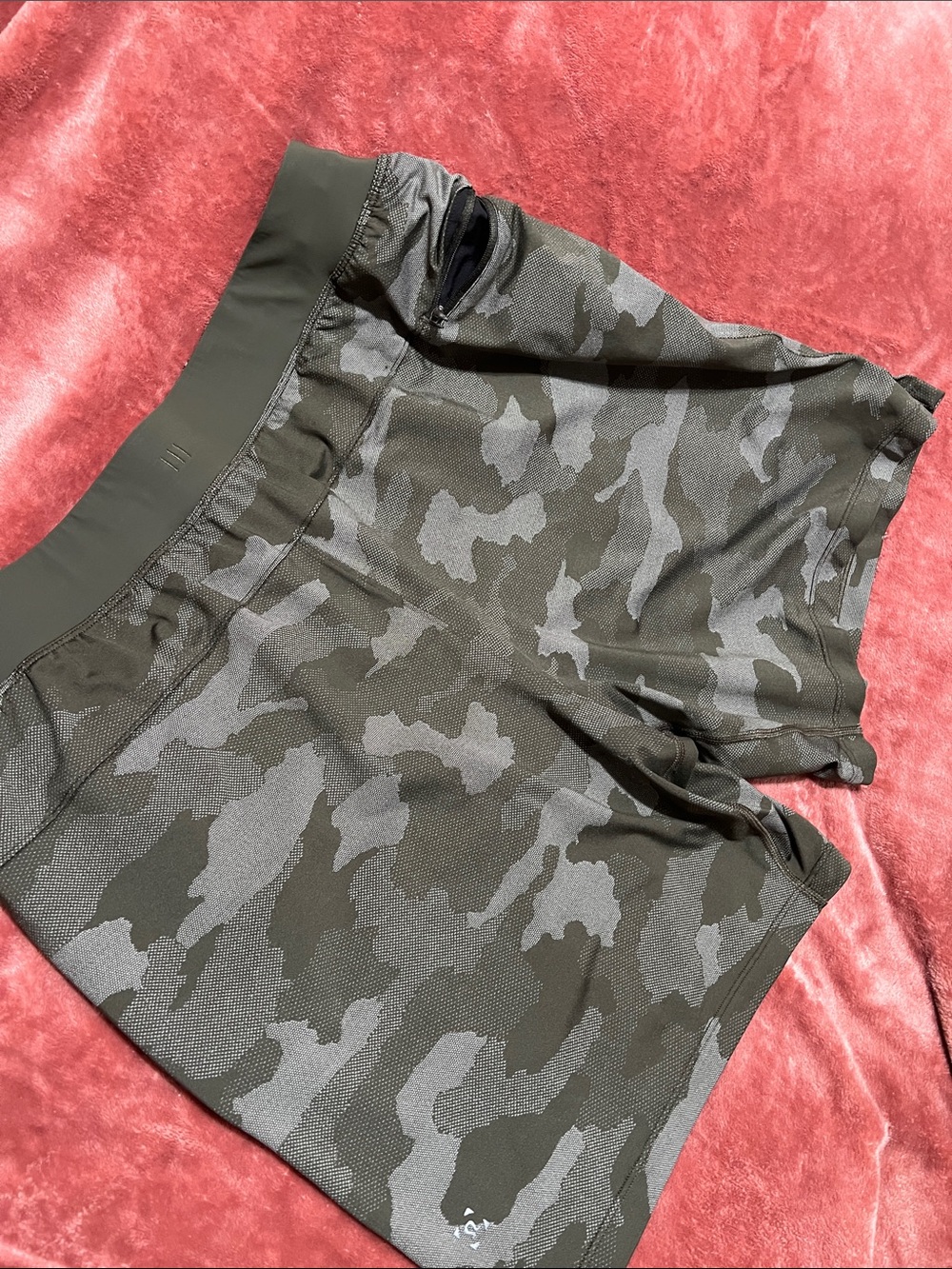 lululemon athletica Men's Camo Training Shorts - Olive/Gray